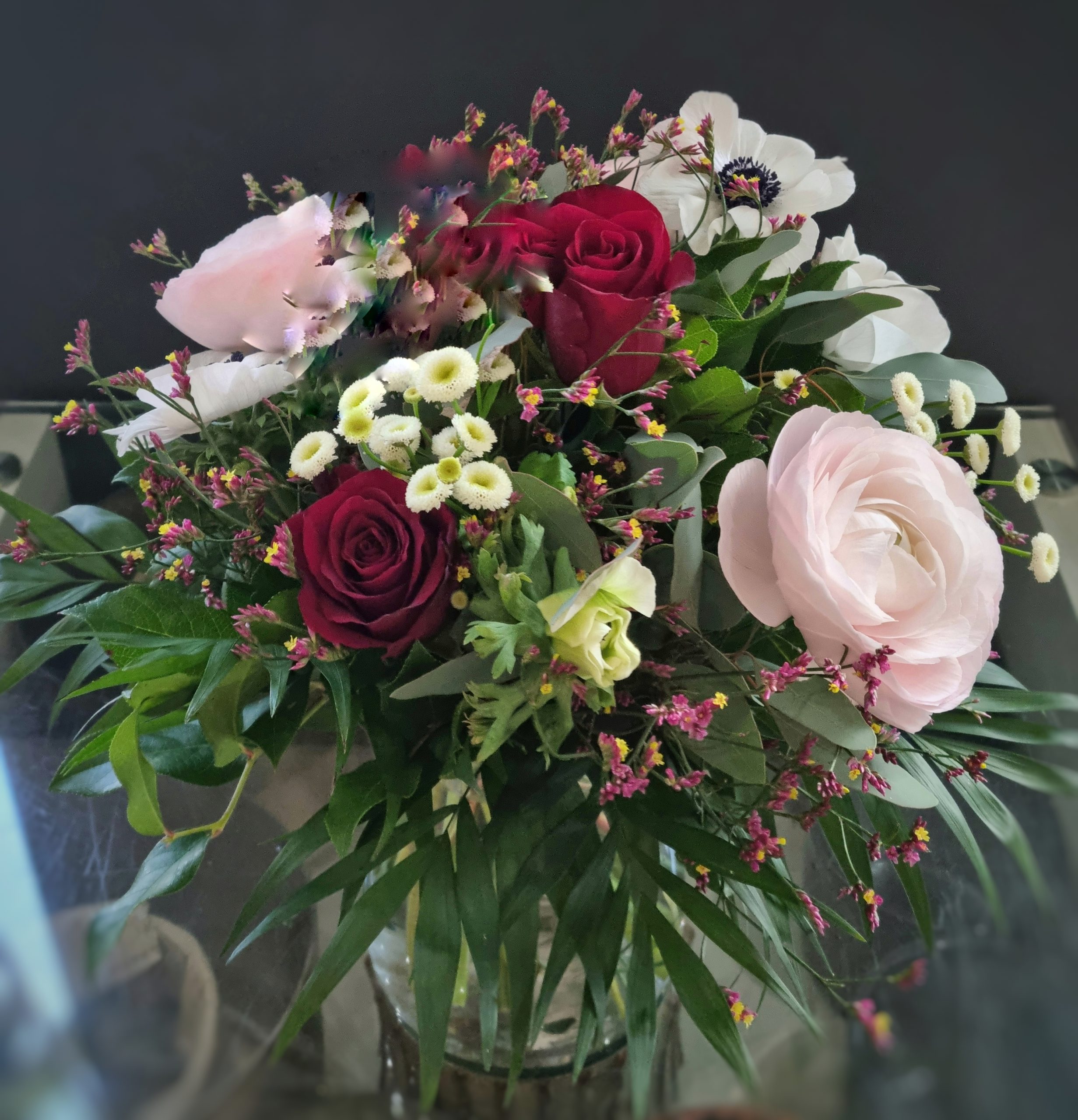 BOUQUET ROND ROSES, ANEMONES ET RENONCULES – LA ROSERAIE